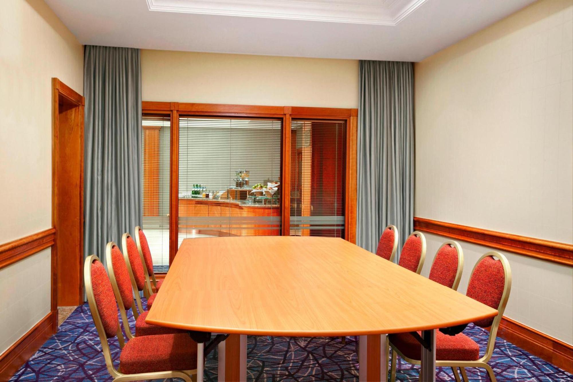 הית'רו Sheraton Skyline Hotel London Heathrow מראה חיצוני תמונה