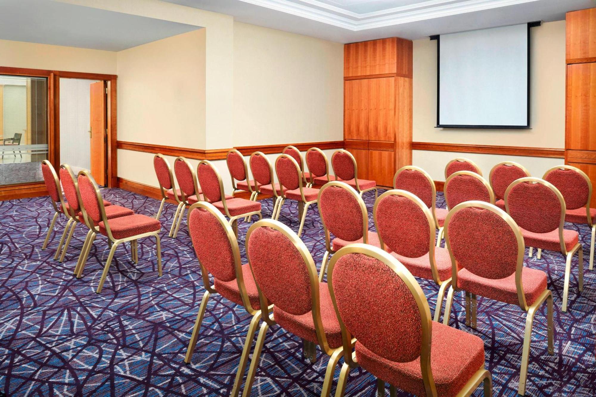 הית'רו Sheraton Skyline Hotel London Heathrow מראה חיצוני תמונה
