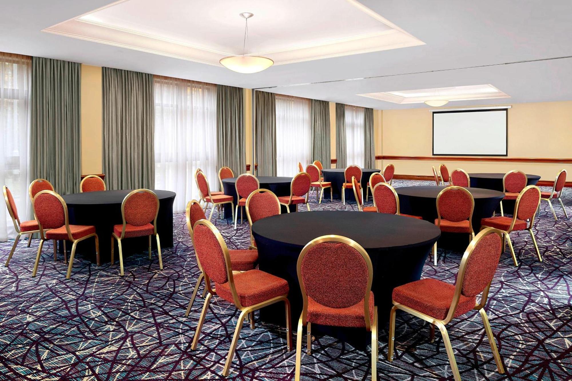 הית'רו Sheraton Skyline Hotel London Heathrow מראה חיצוני תמונה
